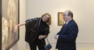 Miquel Iceta, ministro de Cultura y Deporte, junto a Francesca Thyssen-Bornemisza, fundadora y presidenta de TBA21, junto al retrato del barón H. H. Thyssen-Bornemisza pintado por Lucian Freud en 1985.