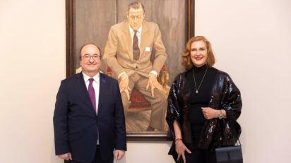 Miquel Iceta, ministro de Cultura y Deporte, junto a Francesca Thyssen-Bornemisza, fundadora y presidenta de TBA21, frente al retrato del barón H. H. Thyssen-Bornemisza, pintado por Lucian Freud en 1985.
