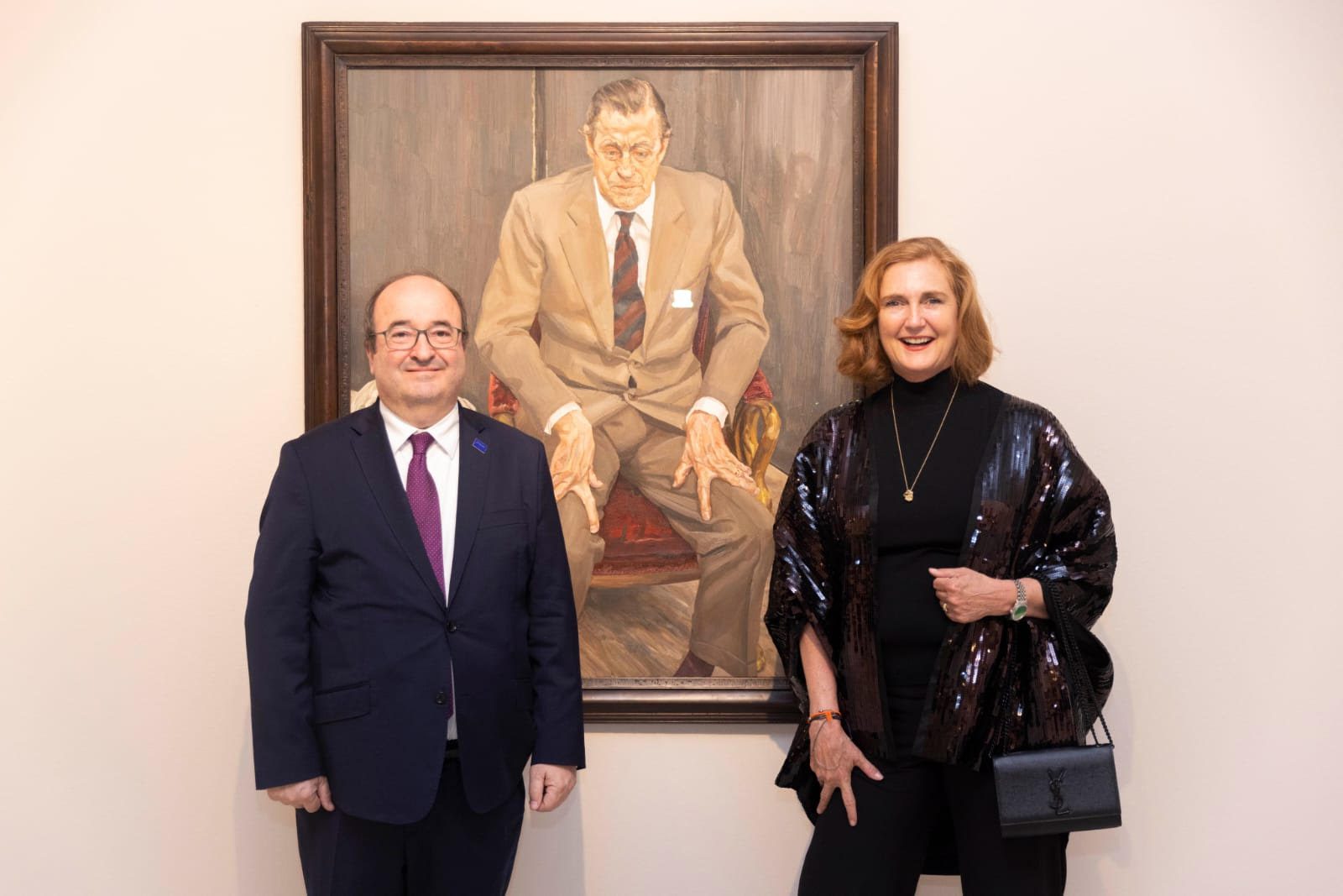 Miquel Iceta, ministro de Cultura y Deporte, junto a Francesca Thyssen-Bornemisza, fundadora y presidenta de TBA21, frente al retrato del barón H. H. Thyssen-Bornemisza, pintado por Lucian Freud en 1985.