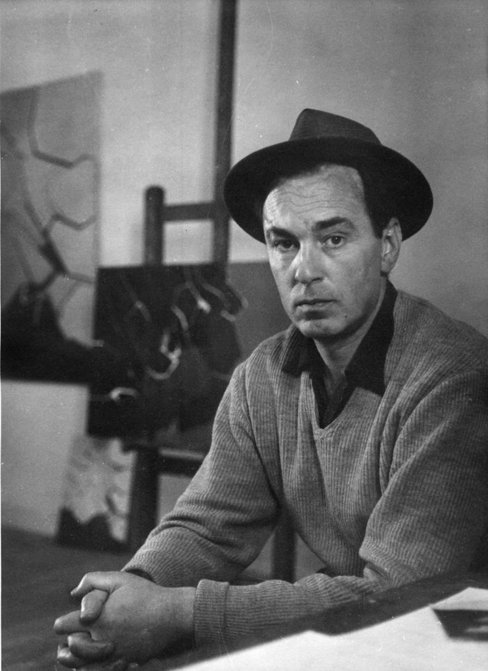 Pablo Palazuelo junto a los óleos 'Accord Noir' (1958) e 'Imagination du Temps' I (1958). Galapagar, c. 1958. Fotografía: Enrique Palazuelo. © Fundación Pablo Palazuelo.