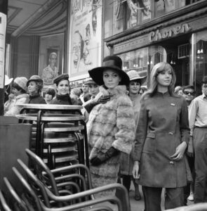 Lourdes Albert y otras maniquíes en la Gran Vía, en una editorial para Herrero y Rodero, Madrid, octubre de 1967. © Joana Biarnés/ Photographic Social Vision.