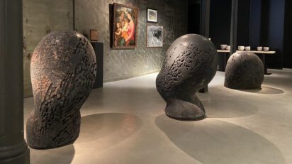 Artur Ramon Art presenta 'Materia y origen. Cerámica y grabados', una exposición del ceramista Claudi Casanovas.