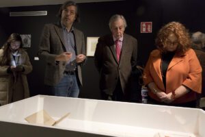 José Rodríguez-Spiteri, presidente de la Fundación Pablo Palazuelo, entre los comisarios de la muestra, Gonzalo Sotelo-Calvillo y Teresa Raventós-Viñas. 'Pablo Palazuelo. La línea como sueño de arquitectura' en el Museo ICO. Fotos: © Luis Domingo.