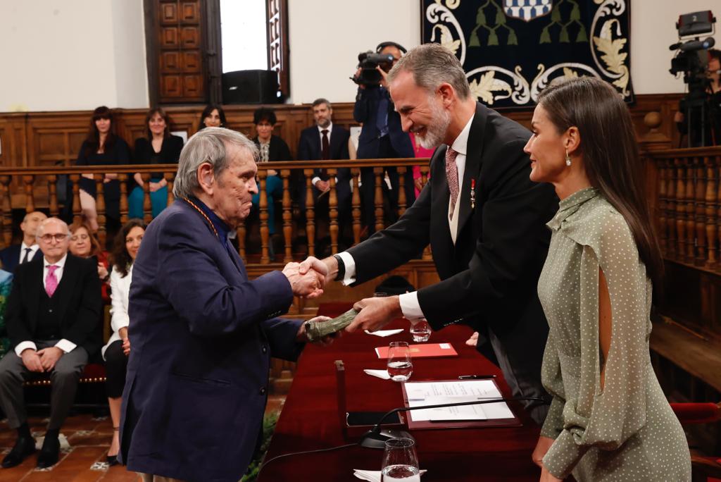 SS.MM. los Reyes entregan el Premio Cervantes 2022 a Rafael Cadenas. © Casa de S.M. El Rey.