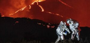 El sargento Armando Salazar y el cabo Álvaro Heredia del GIETMA-UME, en un paseo sobre escorias para tomar muestras de lava líquida y temperatura en colaboración con el IGME-CSIC. Foto: © Arturo Rodríguez.
