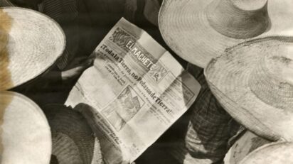 Tina Modotti. Hombres leyendo «El Machete», ca. 1929. Copia de época o vintage a las sales de plata en gelatina. Colección y Archivo de Fundación Televisa.