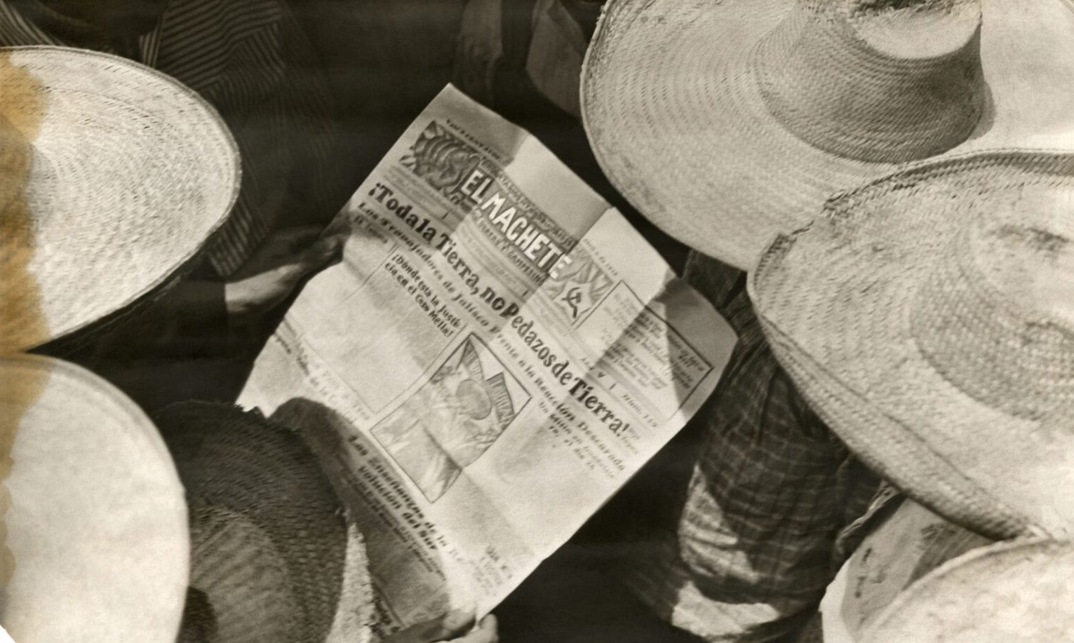 Tina Modotti. Hombres leyendo «El Machete», ca. 1929. Copia de época o vintage a las sales de plata en gelatina. Colección y Archivo de Fundación Televisa.