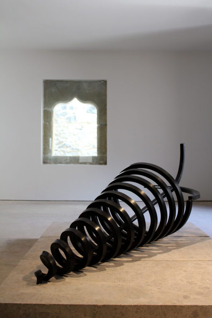 Martín Chirino. Alfaguara. Serie Canarias 2000, El Sueño, 2005. Hierro forjado empavonado. 68 x 169 x 58 cm. Legado del artista. © FAPMCh-Martín Chirino.