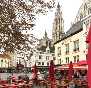 Terrazas en la Groenplaats de Amberes. © Milo Profi.