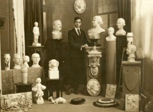 Pancho Lasso con sus esculturas en 1924. Autor: Aquiles Heitz Augier. Archivo de Alberto Lasso Clavijo.