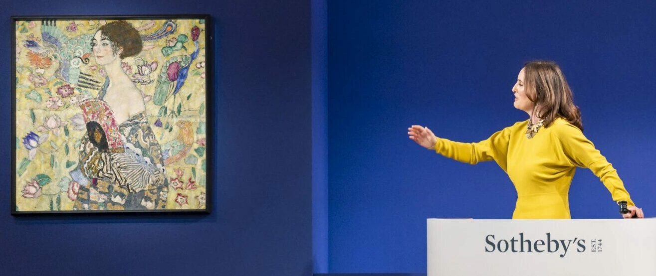'Dama con abanico', la última obra de Gustav Klimt, ha sido subastada en Sotheby's Londres estableciendo un nuevo récord para una obra de arte en Europa. Foto cortesía de Sotheby's.