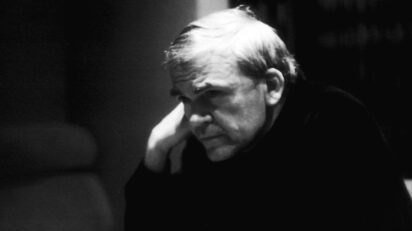 Milan Kundera. De Elisa Cabot - Flickr, CC BY-SA 2.0, https://commons.wikimedia.org/w/index.php?curid=27744268