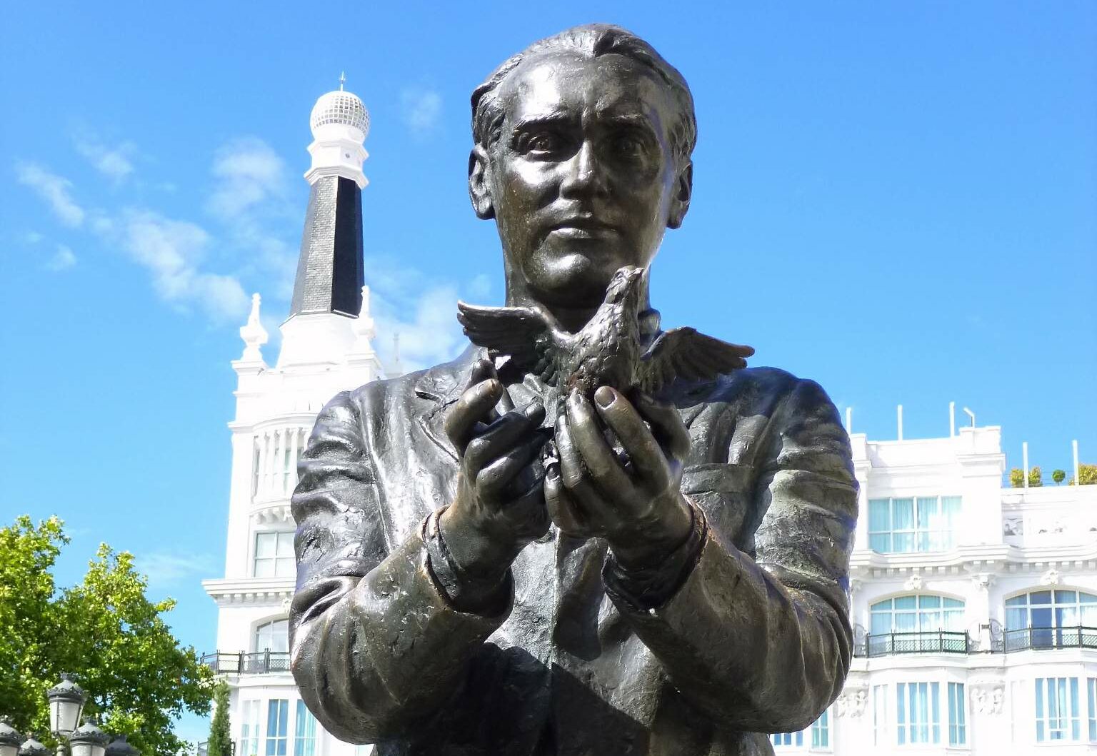 Zarateman. Monumento a García Lorca, en la Plaza de Santa Ana de Madrid.