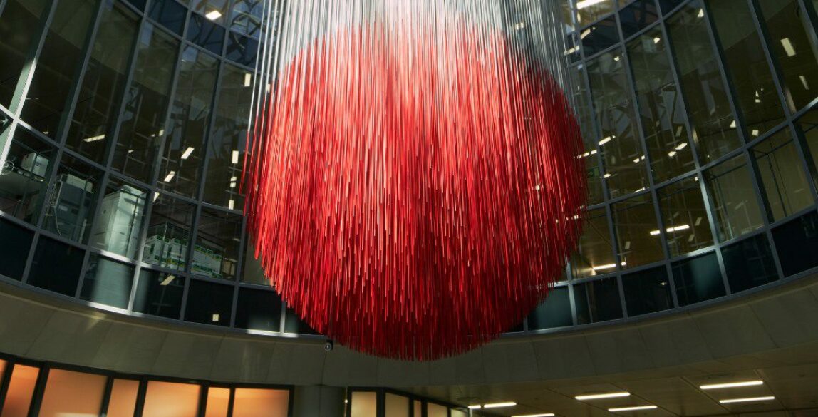 Segunda sede madrileña del Banco de España, proyectada por los arquitectos Corrales y Molezún. Imagen del vestíbulo con la 'Esfera roja' de Jesús Rafael Soto, suspendida a más de 10 metros del suelo.