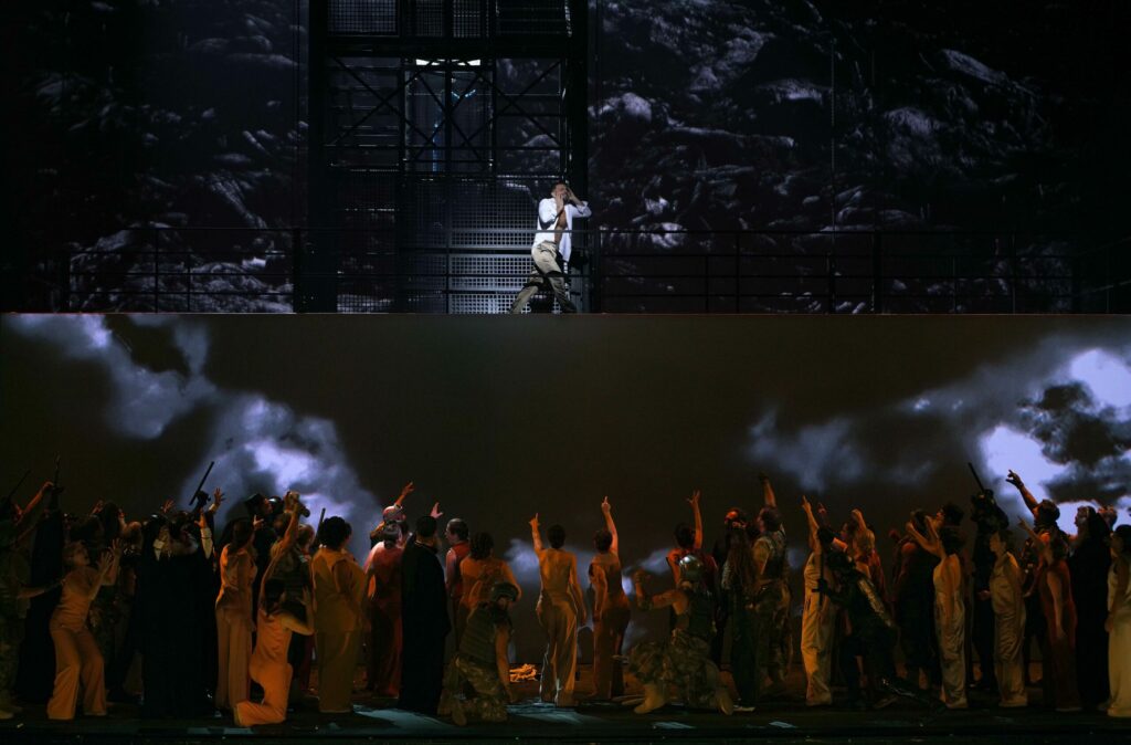 Plano general de 'Medea'; arriba, Enea Scala (Jason). Fotógrafo: © Javier del Real | Teatro Real.