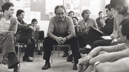 Chillida con estudiantes de la Escuela de Arquitectura de Madrid en la clase de Alberto Campo Baeza, 1982.