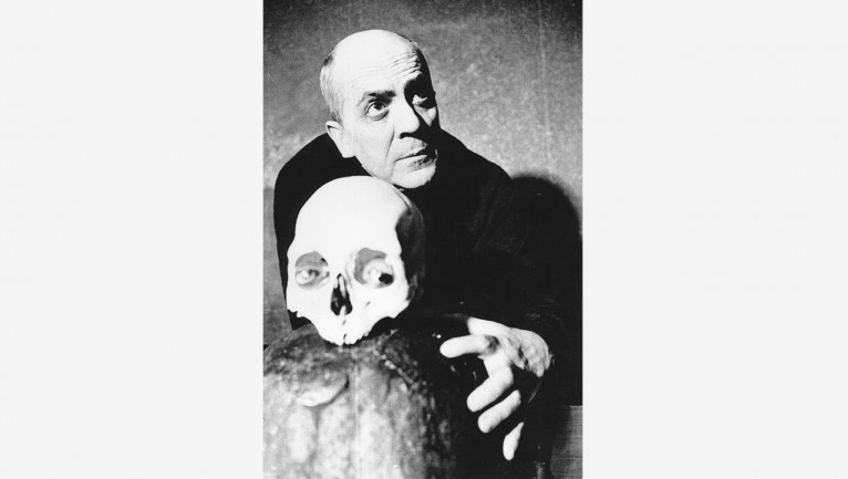 Retrato del artista junto a una calavera, ca. 1962. Archivo José García Tella. Biblioteca y Centro de Documentación del Museo Reina Sofía.