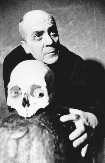 Retrato del artista junto a una calavera, ca. 1962. Archivo José García Tella. Biblioteca y Centro de Documentación del Museo Reina Sofía.