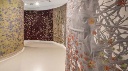 Vista de sala. 'Manamalia', Pae White. © Cuauhtli Gutiérrez.