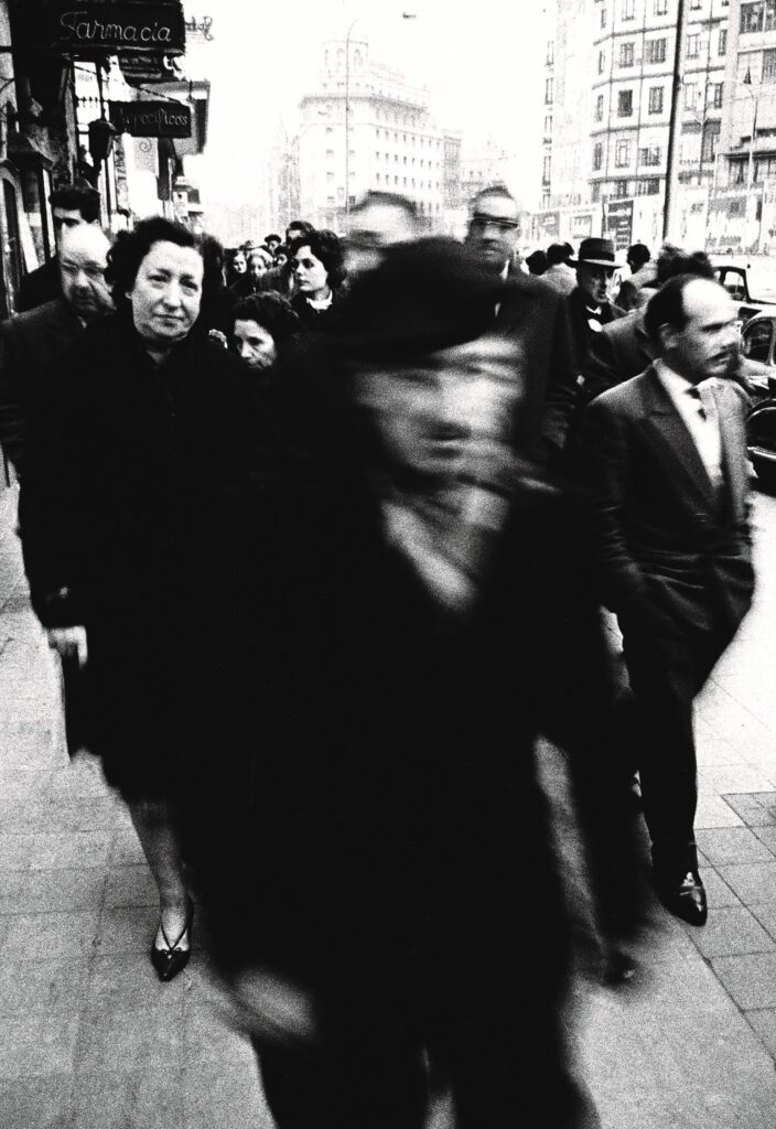 'Calle Pelayo, Barcelona (1962)'. © Xavier Miserachs.