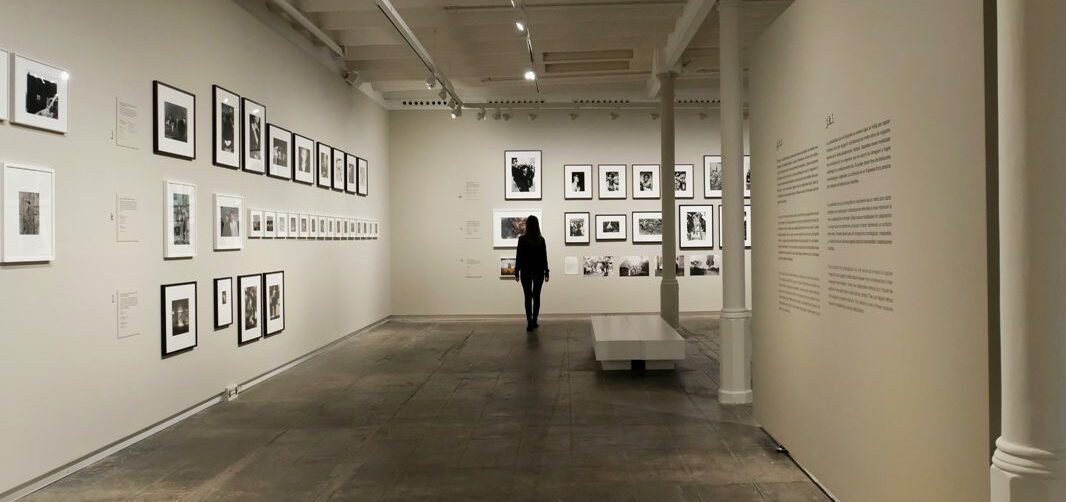 Imagen de la exposición "El curso de los acontecimientos. Un atlas de la colección Foto Colectania".