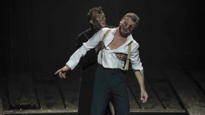 'Lear'. Andrew Watts (Edgar) y Lauri Vasar (El conde de Gloucester). Foto: © Elisa Haberer | Opéra national de Paris.