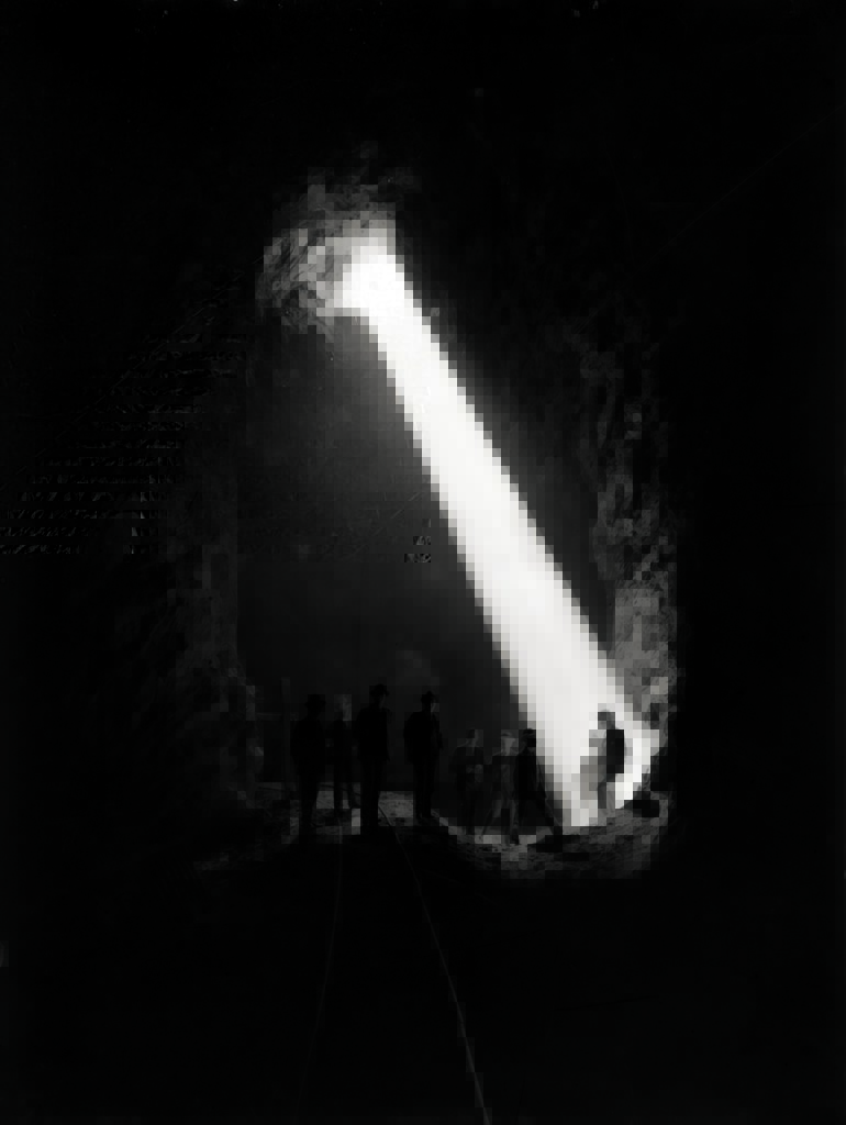 Hermenter Serra de Budallés. Grupo de estudiantes de la Escuela Superior de Ingenieros Industriales de Barcelona visitando el interior de una cantera, 1916. Plata en gelatina. Copia de época. Arxiu Nacional de Catalunya (ANC), Fons Hermenter Serra de Budallés, Sant Cugat del Vallès.