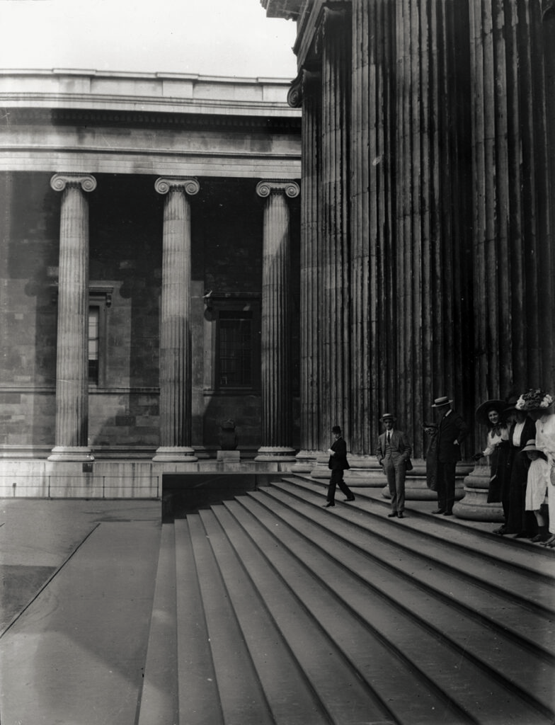 Hermenter Serra de Budallés. Entrada del Museo Británico, Londres, 1912. Plata en gelatina a partir de negativo de vidrio. Arxiu Nacional de Catalunya (ANC), Fons Hermenter Serra de Budallés, Sant Cugat del Vallès.