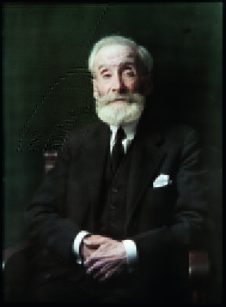 Autoretrat de Francesc Carrera Bou, amb cabell i barba blancs, assegut en una cadira, ca. 1920. Placas autocromas. Museu Nacional d’Art de Catalunya (MNAC), Dipòsit de Víctor Carrera, 2006. © Museu Nacional d’Art de Catalunya, Barcelona, 2023.