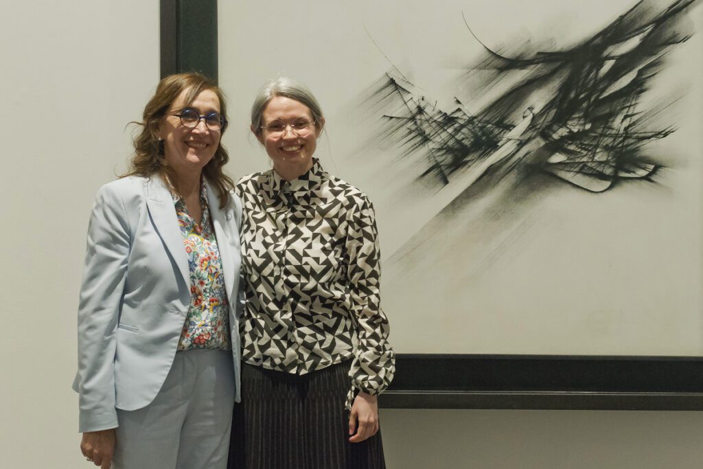 Celina Quintas y Anna Wieck, comisarias junto a Manuel Fontán del Junco de la exposición El pequeño museo más bello del mundo.