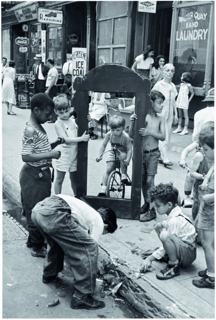 Helen Levitt. New York. 1941. © Film Documents LLC, courtesy Zander Galerie, Cologne.