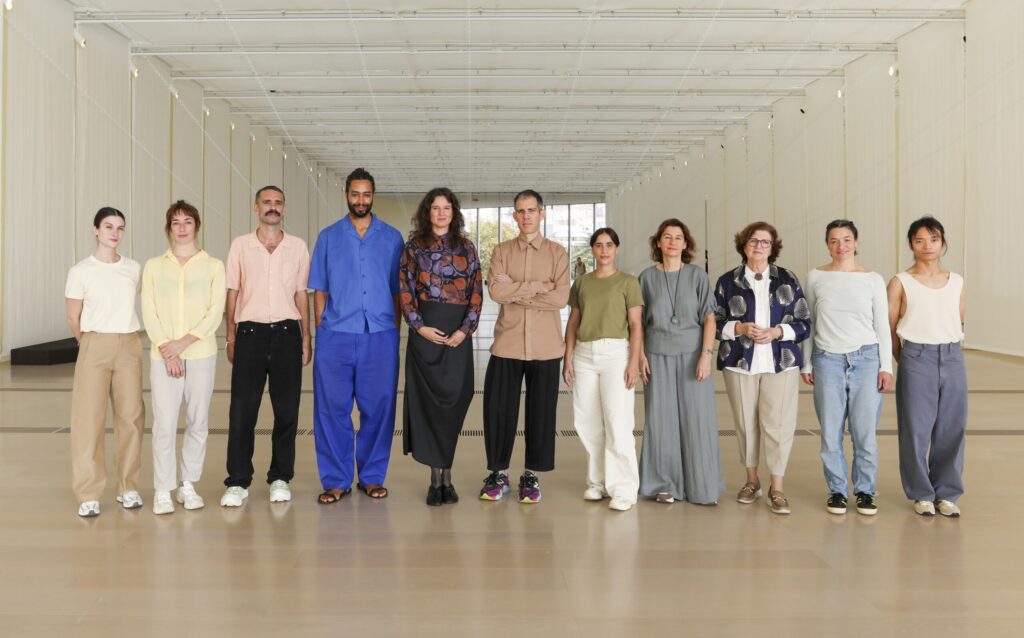 Pie de foto de familia, de izquierda a derecha: Lucía López Madrazo, intérprete de la exposición, Maider G. Etxegibel, intérprete de la exposición, Daniel Fernández Pascual, Cooking Sections, Timothy Duval, compositor de la pieza musical de la obra de Cooking Sections, Bárbara Rodríguez Muñoz, directora de exposiciones y de la colección del Centro Botín, Alon Schwabe, Cooking Sections, Julia Zaccagnini, intérprete de la exposición, Fátima Sánchez, directora ejecutiva del Centro Botín, Begoña Guerrica Echevarría, directora del departamento de Arte del Centro Botín, Rebeca García Celdrán, intérprete de la exposición, y Zhenxiang Zhao, intérprete de la exposición.