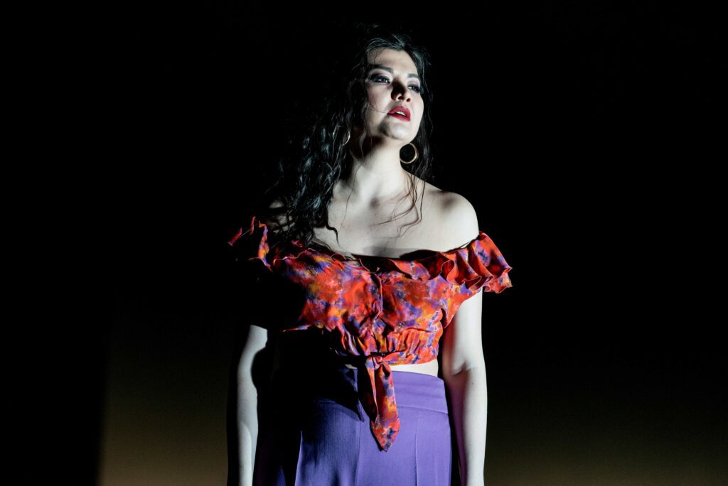 La mezzosoproano Aigul Akhmetshina como Carmen. Fotógrafía: © 2024 Camilla Greenwell | Royal Opera House.