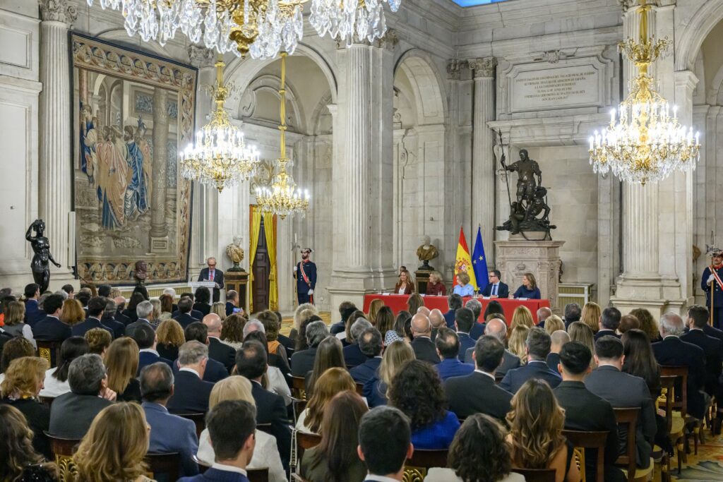 Luis Alberto de Cuenca recibe el XXXIV Premio Reina Sofía de Poesía Iberoamericana.