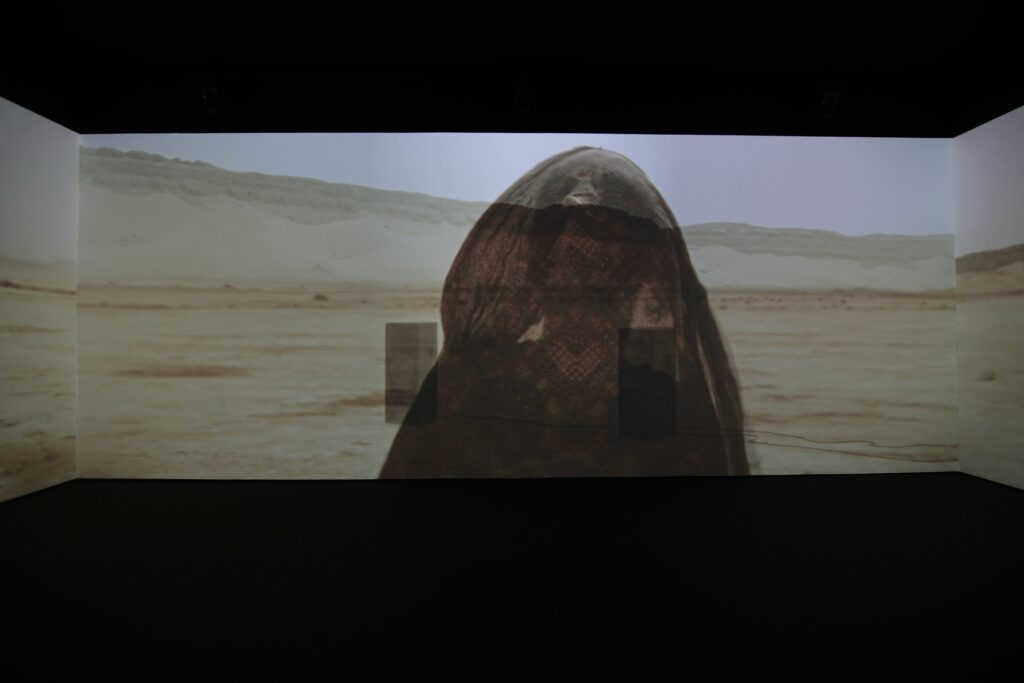 "Oliver Laxe, HU/هُوَ. Bailad como si nadie os viera", instalación, Museo Reina Sofía, 2025.