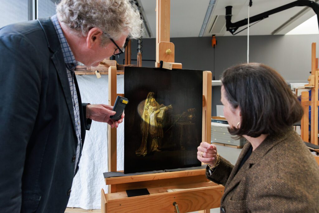 Investigadores analizando La visión de Zacarías en el templo de Rembrandt. Foto: Rijksmuseum/Kelly Schenk.