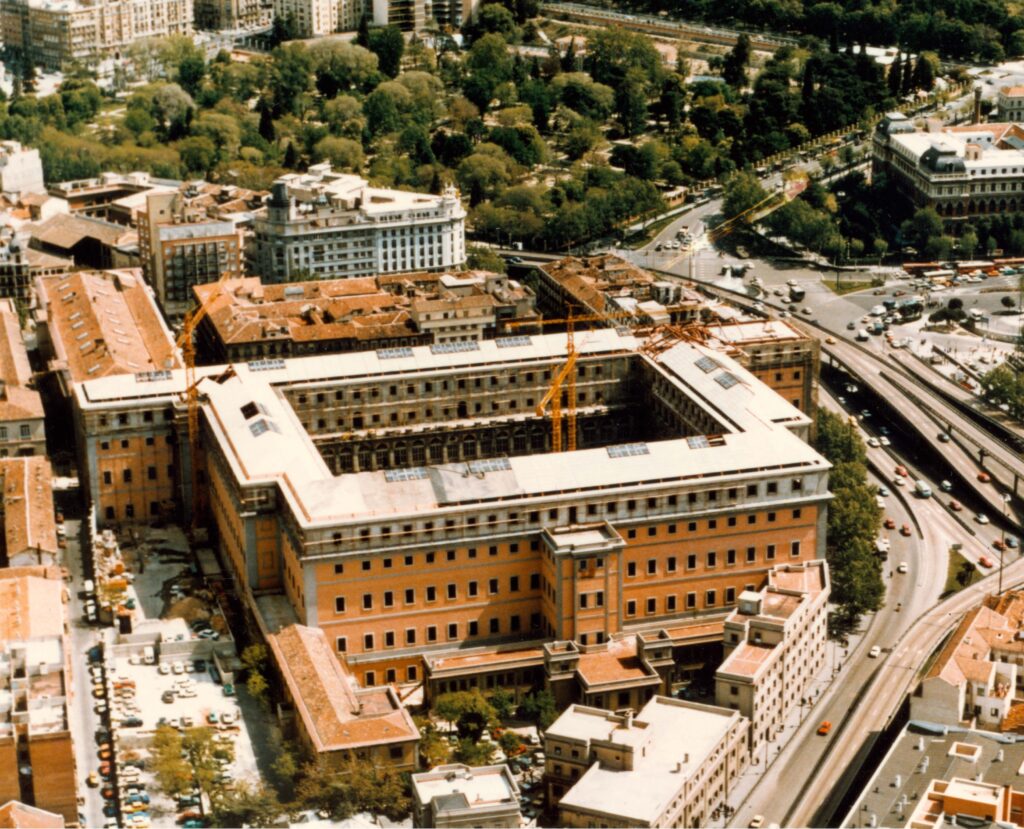 1986. Imagen aérea del edificio Sabatini, sede del actual Museo Reina Sofía.