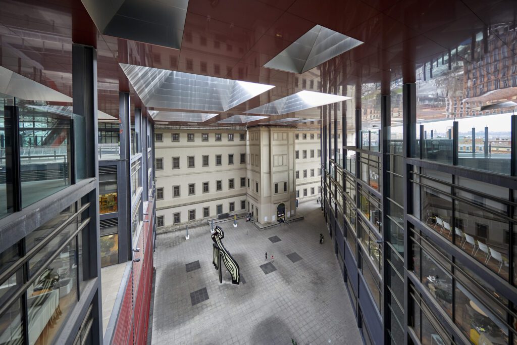 Museo Reina Sofía. Patio de Nouvel.