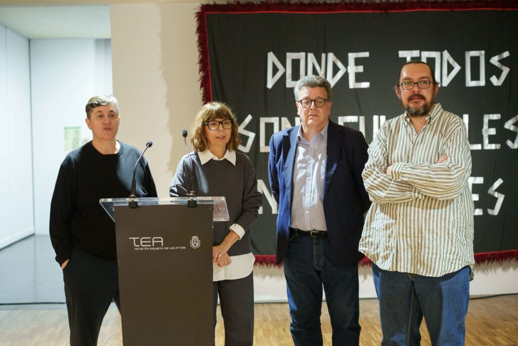 Presentación de la exposición "Notas al pie". En la imagen, Cabello/Carceller (Helena Cabello, París, 1963 / Carceller, Madrid, 1964), el consejero de Cultura y Museos de Tenerife, José Carlos Acha; y el director artístico de TEA y comisario de la exposición, Sergio Rubira.